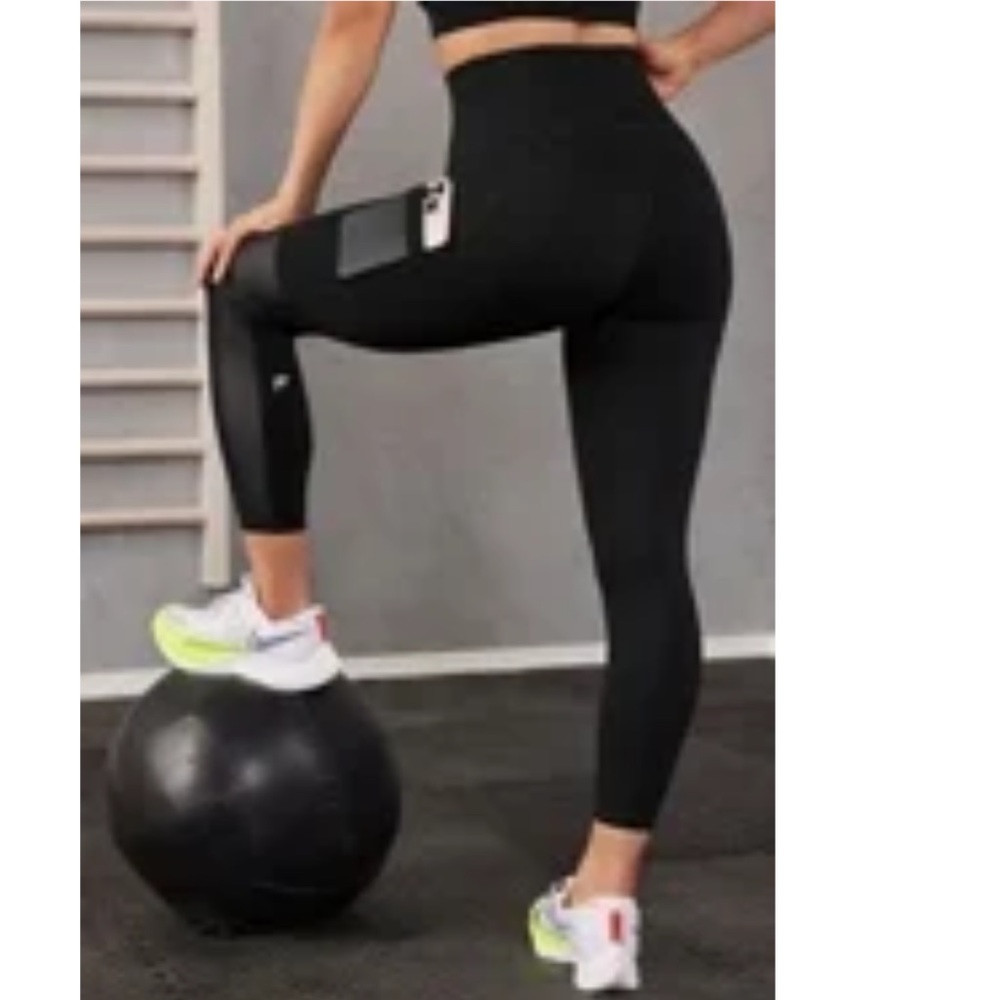 Fabletics black leggings - mesh side pockets